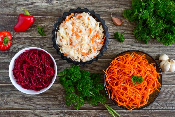salads from fresh vegetables cabbage carrots beets korean spicy salads in bowls on a wooden table top view vitamin menu vegan cuisine - Основы сухоядения