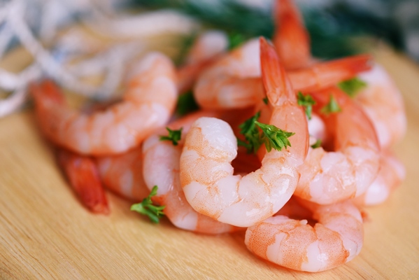 shrimp peeled on white wooden ready for cooking fresh shrimps prawns seafood boiled shrimp - Постные макароны с креветками и чесноком