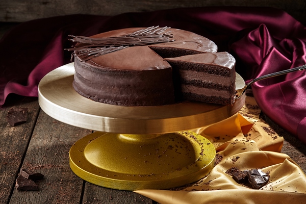 sliced chocolate sponge cake with chocolate buttercream and icing - Постный торт "Прага"