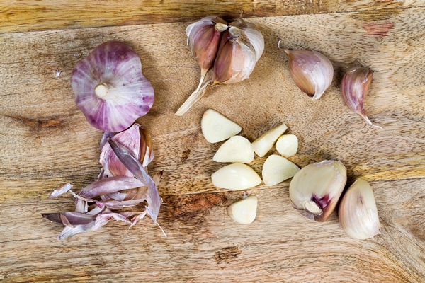 sliced for cooking fresh natural garlic natural organic garlic - Печёный картофель с пряностями