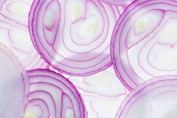 sliced pink onion slices pattern macro texture food background - Постный салат с грейпфрутом и тофу