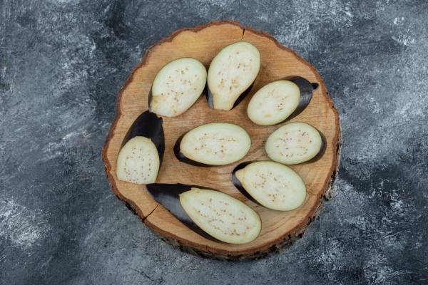 sliced raw eggplants on wooden board 1 - Печёные баклажаны без масла
