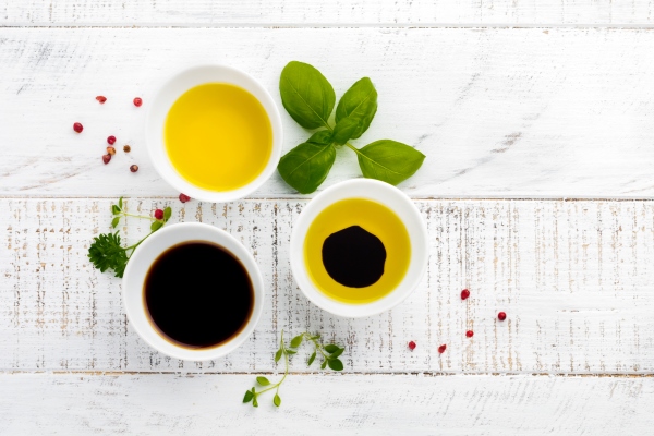 soy sauce olive oil and balsamic sauce with herbs basil parsley pepper and thyme on white wooden background top view - Салат из грейпфрута и креветок