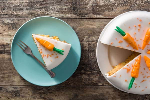 sweet carrot cake slice on wooden table top view - Постный морковный торт