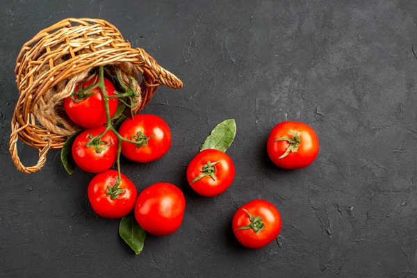 top view fresh red tomatoes inside basket - Салат из авокадо, фасоли и помидоров