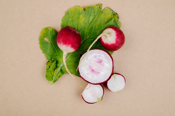 top view of fresh garden radish isolated on rustic - Салат "Лодочки" из авокадо