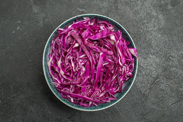 top view of fresh red cabbage sliced - Постный салат "Фиалка"