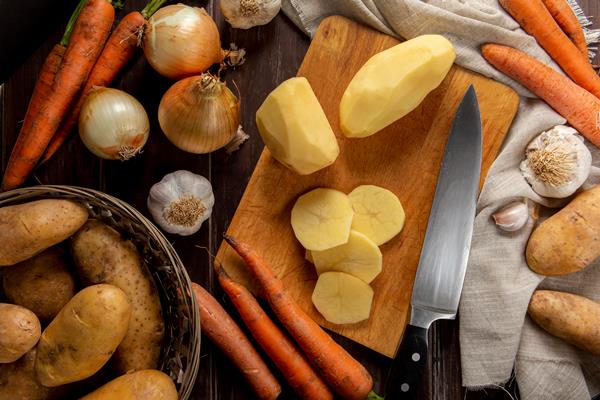 top view of peeled potatoes with garlic and onion - Экспресс-картофель