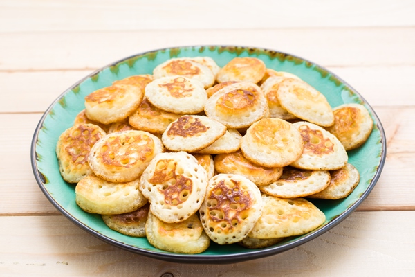 trend breakfast dutch mini pancakes on plate on a wooden table - Овсяные постные оладьи