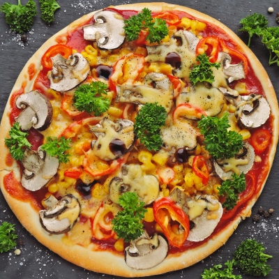 Постная пицца с грибами и овощами