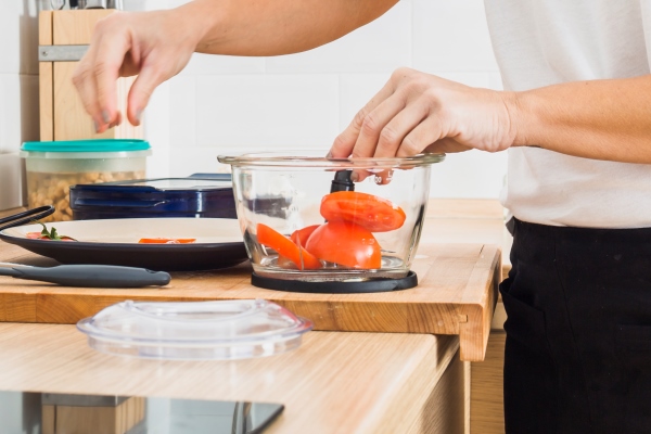 woman at kitchen putting tomatoes in blender - Печёные баклажаны без масла