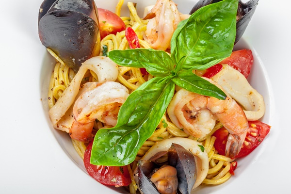 yummy italian pasta with seafood - Тёплый салат из мидий