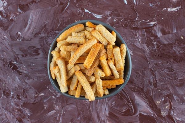 a bowl of crispy breadcrumbs on the marble table - Суп-пюре из тыквы c картофелем и молоком