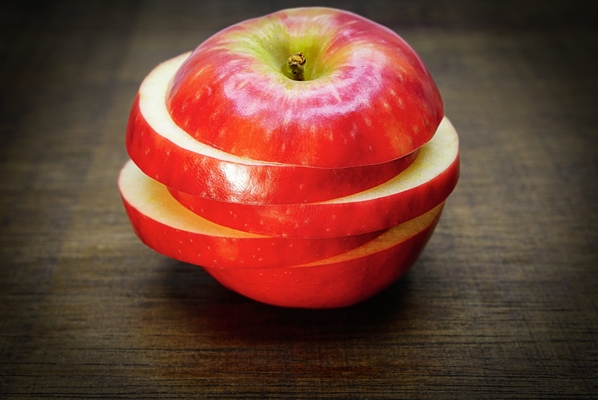 apple sliced red apple on a wooden table - Гранатовый безалкогольный глинтвейн с яблоком