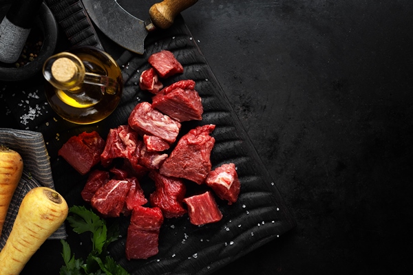 beef chunks with ingredients served on table - Щи из свежей капусты на мясном бульоне