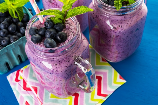 blueberrie smoothie made with fresh organic blueberries and plain yogurt - Молочно-фруктовый смузи с овсянкой