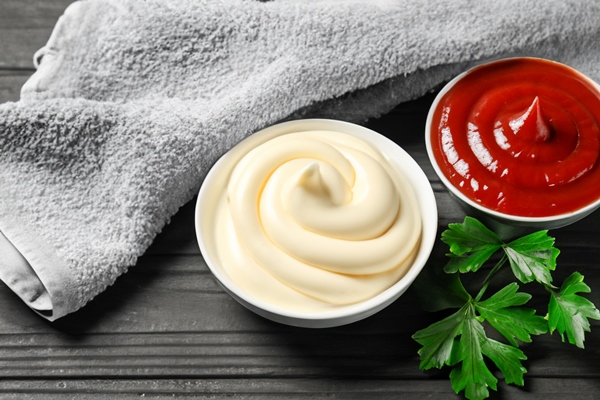 bowl with mayonnaise and ketchup parsley and towel on dark background - Омлет "с разностями"