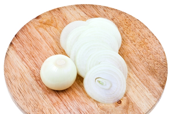 bulb and sliced onions on wooden cutting board - Киш с креветками и брокколи