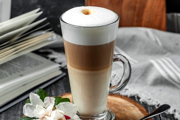 caramel latte on the table - Латте макиато