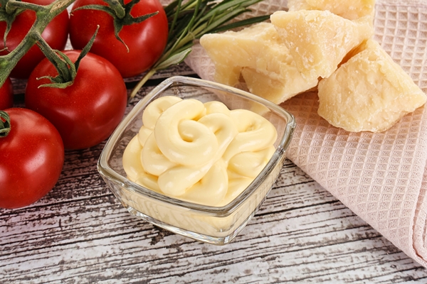 cheese sauce in the bowl - Горячие бутерброды