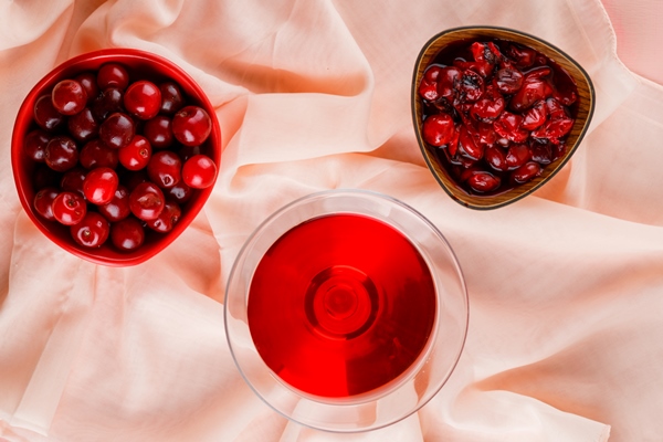 cherry juice with cherries jam in a glass on pink and - Безалкогольный глинтвейн на чае и соке