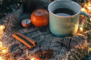 christmas composition with a cup of tea spices on a knitted element - Кофе с восточной приправой