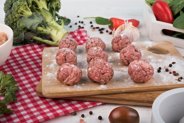 close up meatballs on wooden board and broccoli - Бульон с мясными фрикадельками