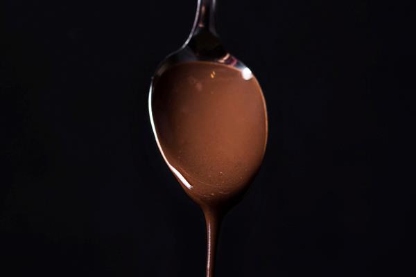 close up spoon with tasty chocolate mousse - Пряный рождественский кофе