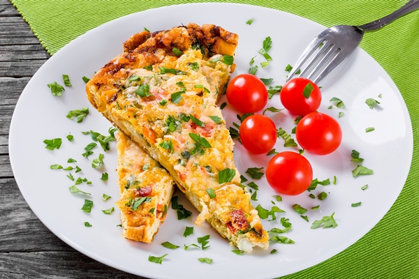close view of frittata with cherry tomatoes - Фриттата с макаронами, сыром и ветчиной