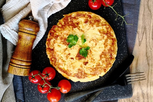 closeup of a delicious omelette brunch with tomatoes - Фриттата с макаронами, сыром и ветчиной