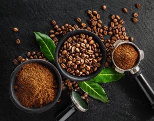 coffee beans with props making coffee - Кофе с корицей