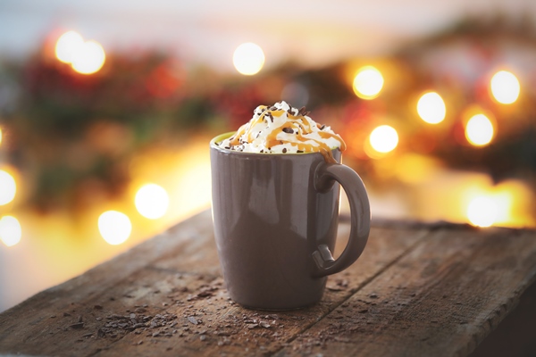 coffee cup with caramel and whipped cream 1 1 - Горячий шоколад со взбитыми сливками