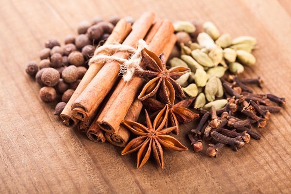 collection of spices for mulled wine and pastry on the wooden table - Безалкогольный вишнёво-ванильный глинтвейн