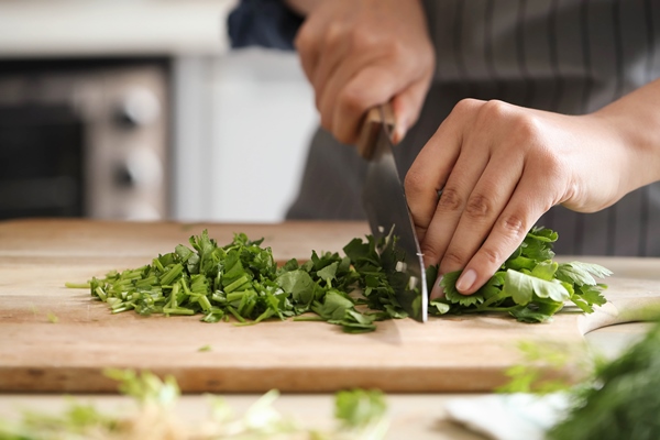 cooking chef is cutting greens in the kitchen - Фриттата с картофелем