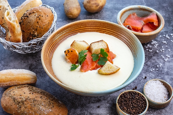 creamy soup bowl garnished with salmon bread stuffing and parsley 1 - Бульон с манной крупой