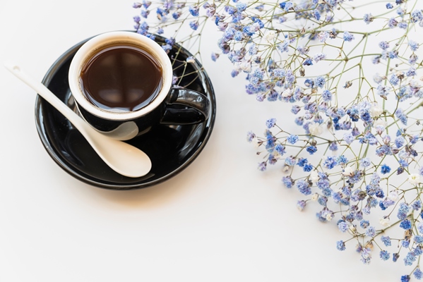 cup of coffee and blue flower branches - Молочный напиток из одуванчиков