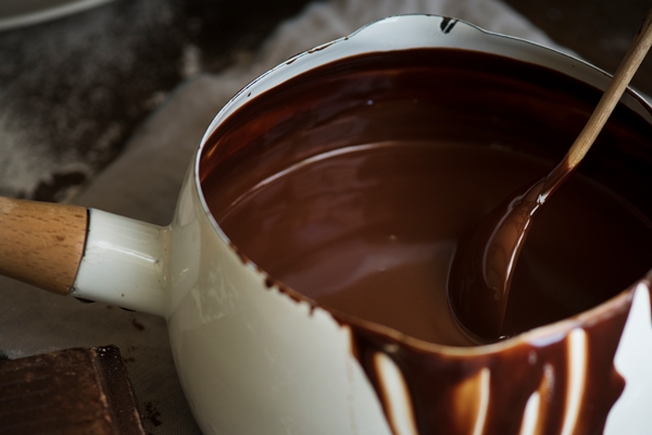 dark chocolate sauce food photography recipe idea - Горячий шоколад-пудинг