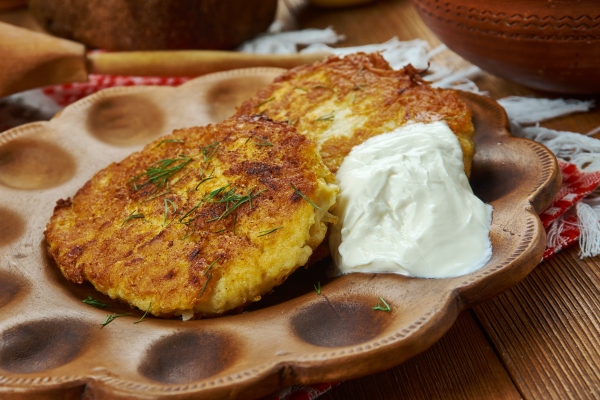 draniki potato fritters belarusian cuisine traditional assorted dishes top view - Драники с яйцом
