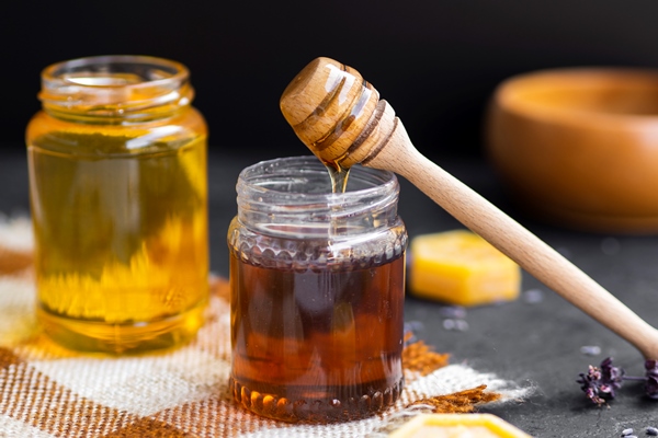 dripping honey in glass jar - Пряный рождественский кофе