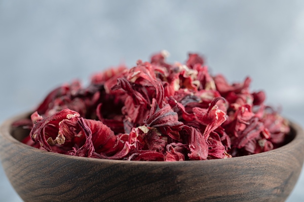 dry hibiscus tea in wooden bowl - Безалкогольный глинтвейн из гибискуса