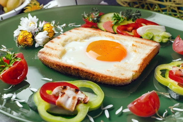 egg in toast bread baked with fresh vegetables - Яйцо в хлебе