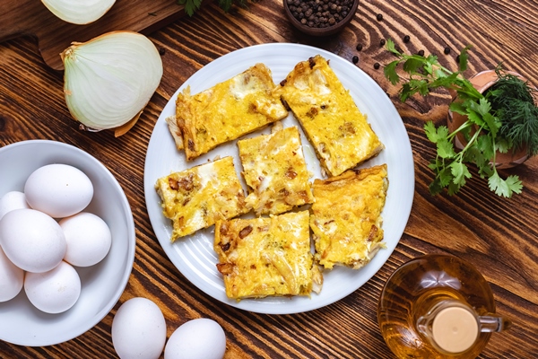 eggs with onion greens spices oil top view - Бульон с омлетом