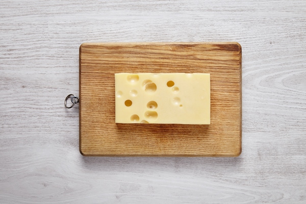 emmental cheese isolated board white brushed farm table - Фриттата с макаронами, сыром и ветчиной