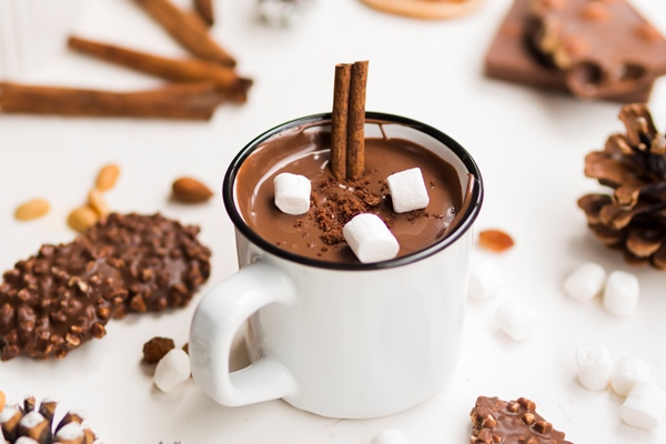enameled mug of hot chocolate with cinnamon and marshmallows - Горячий шоколад по-мексикански