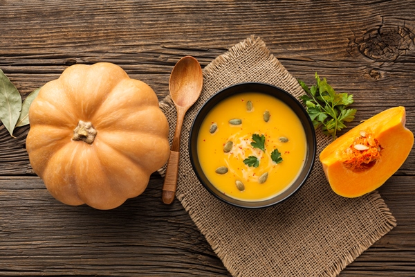 flat lay pumpkin soup in bowl with pumpkin - Суп-пюре из тыквы c картофелем и молоком