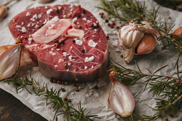 food set onions romero raw meat steak salt pepper garlic olive oil fork closeup - Харчо