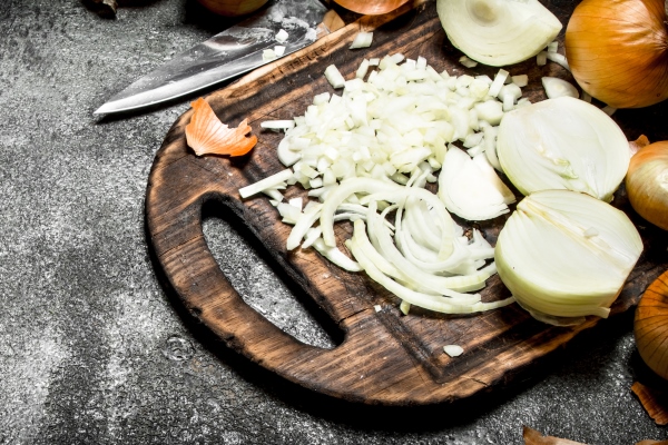 fresh chopped onion on the old board - Омлет-страта по-американски