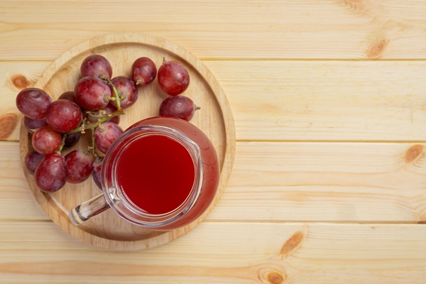 fresh grape juice on the wooden surface - Виноградный безалкогольный глинтвейн