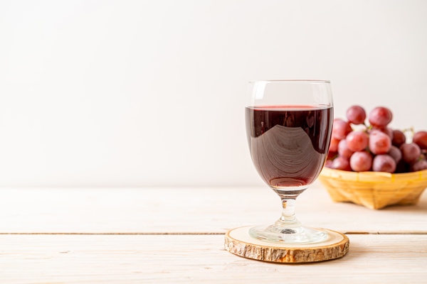 fresh grape juice on wood slice - Безалкогольный глинтвейн с клюквой