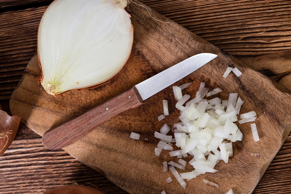 fresh onions white - Щи мясные из квашеной капусты